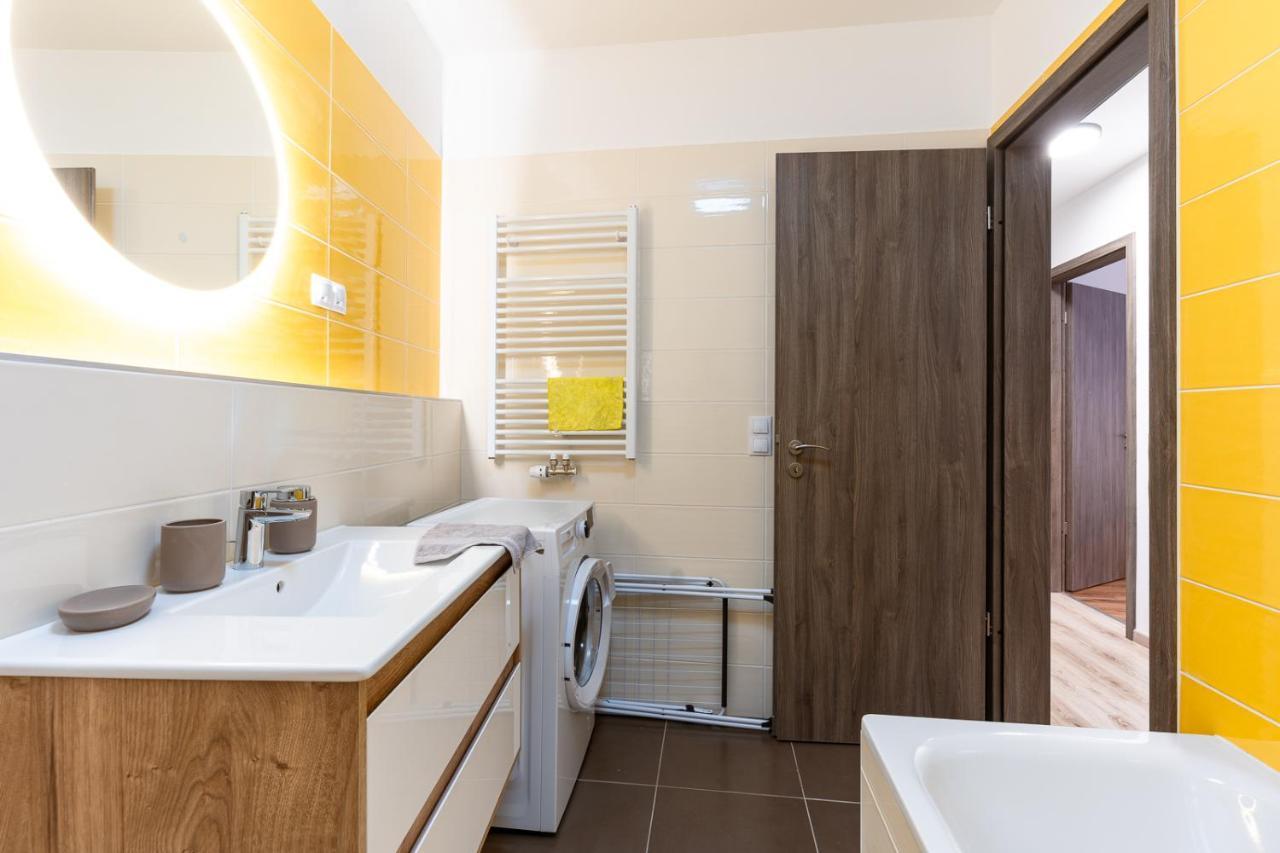 Modern & Newly Built Apartment With Private Garage 부다페스트 외부 사진
